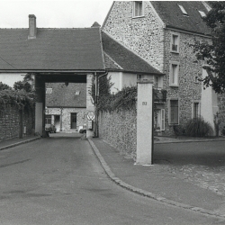 L’entrée actuelle en 1974, porche qui rappelle l’emplacement du pont-levis © Trappes